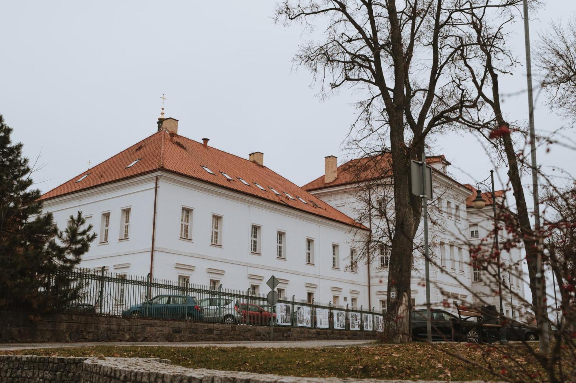 Pokoje Goscinne Domu Pielgrzyma W Supraslu Exterior foto